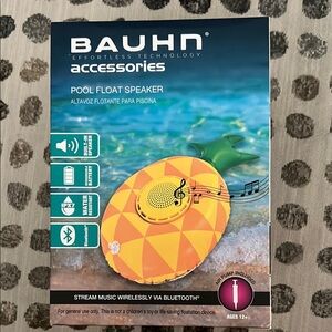 New in box! 🍍 Pineapple pool/bath float speaker.